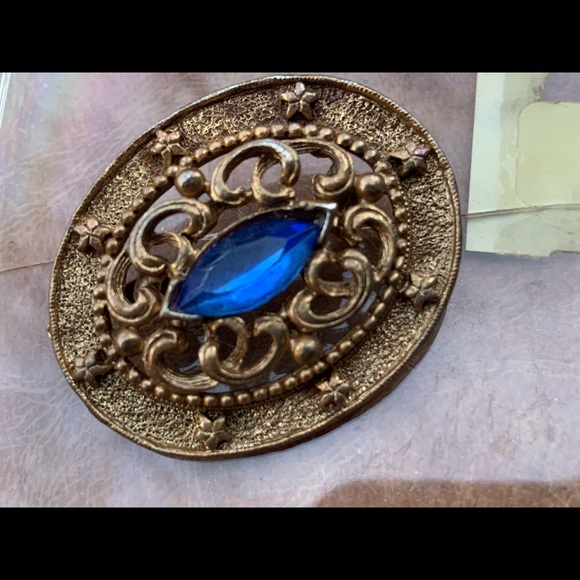 •Antique Brass Brooch with Royal Blue Center Stone• - Picture 4 of 6